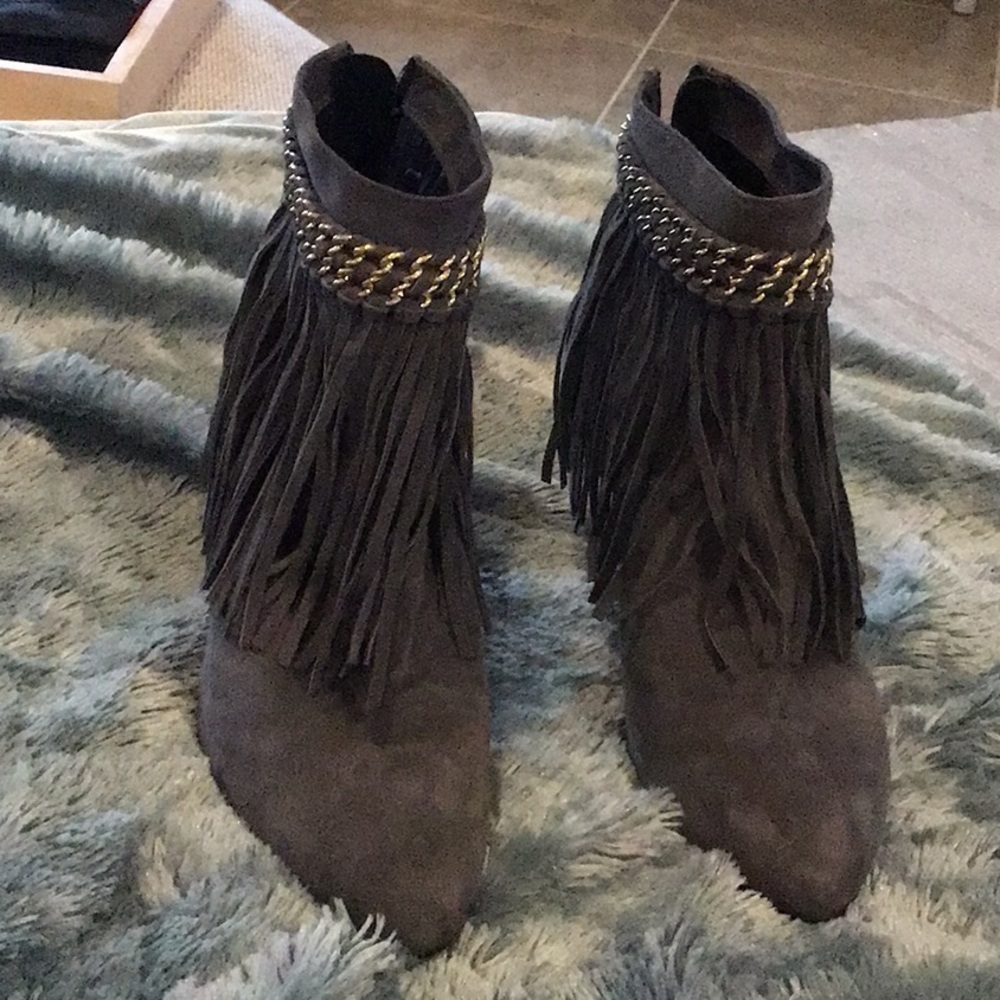 Stuart Weitzman gray fringe suede booties, heel and chain gold hardware, nwot, 9